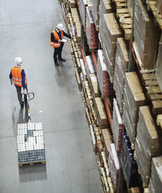 Seacon medewerkers vullen en controleren opslag van warehouse | Werken bij Seacon Logistics